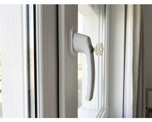 Fönster med fönsterhandtag och nyckel för fönstersäkerhet