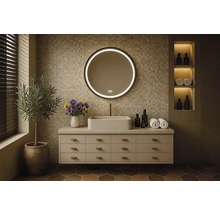 Badrum med tvättställsskåp, tvättställsskål, spegel med LED-belysning och dekoration