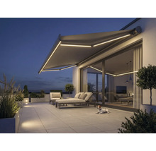 Terrass med markis, trädgårdsmöbler och belysning på kvällen