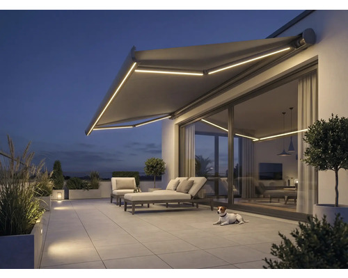 Terrass med markis, trädgårdsmöbler och belysning på kvällen