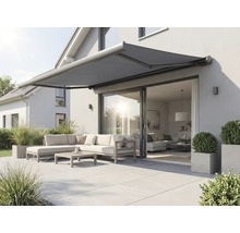 Terrass med utfälld markis, trädgårdsmöbler och plantering