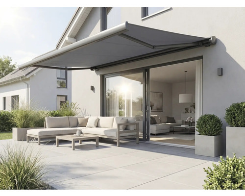 Terrass med utfälld markis, trädgårdsmöbler och plantering