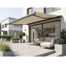 Utfälld markis med ledade armar på en husvägg ovanför en uteplats med trädgårdsmöbler.