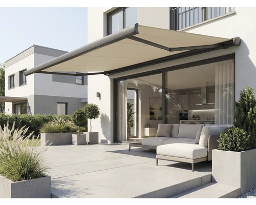 Utfälld markis med ledade armar på en husvägg ovanför en uteplats med trädgårdsmöbler.