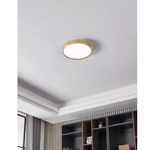 Taklampa med träram i ett vardagsrum