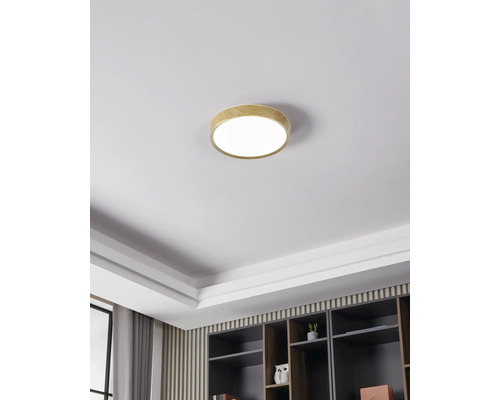 Taklampa med träram i ett vardagsrum