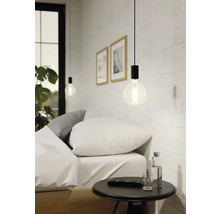 Sovrum med sängbord och hängande lampa