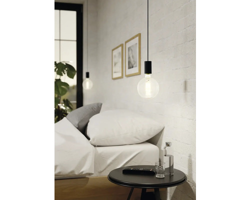 Sovrum med sängbord och hängande lampa