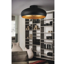 Svart taklampa med guldfärgad insida i ett vardagsrum