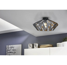 Taklampa med geometrisk design i interiör