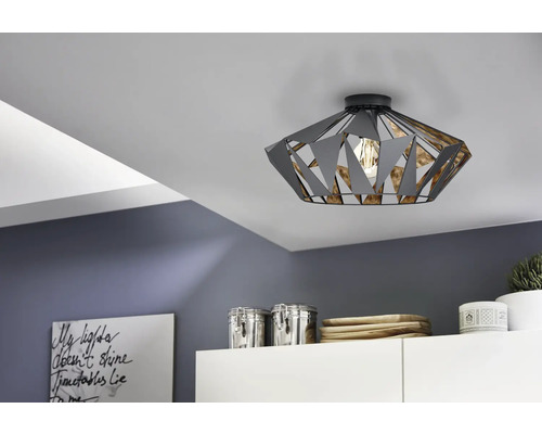 Taklampa med geometrisk design i interiör