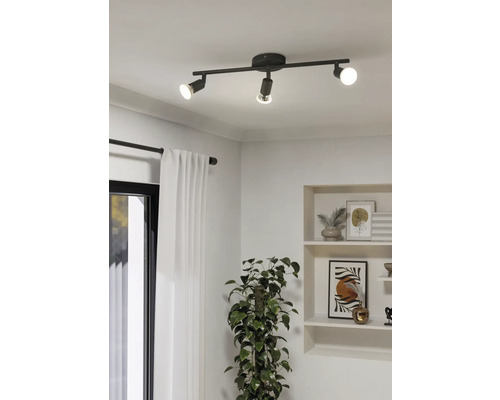 Tak med tre spotlights för rumsbelysning