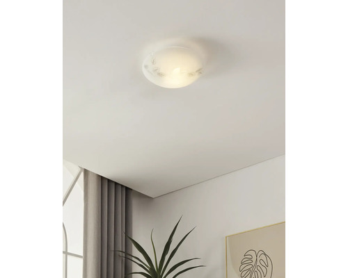 Taklampa med bladdekor i ett rum