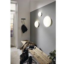 Ljus entré med träpall, vägglampor och klädhängare