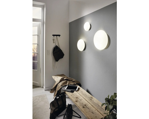 Ljus entré med träpall, vägglampor och klädhängare