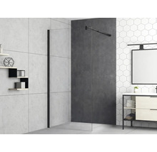 Badrum med duschvägg, underskåp för handfat och hyllor