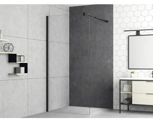 Badrum med duschvägg, underskåp för handfat och hyllor