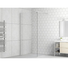 Badrum med duschvägg i glas, handdukstork och tvättställ