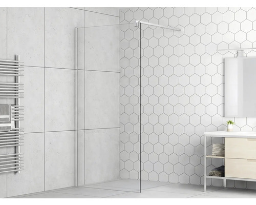 Badrum med duschvägg i glas, handdukstork och tvättställ