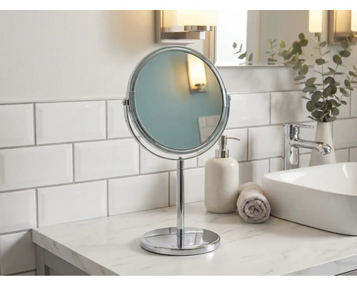 Fristående rund sminkspegel av metall i badrummet