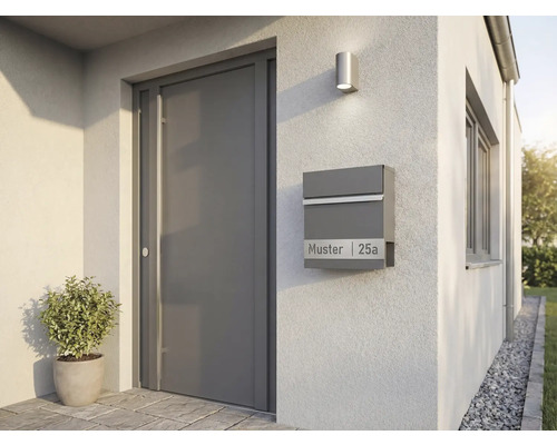 Entrédörr med brevlåda och utomhuslampa på en husvägg