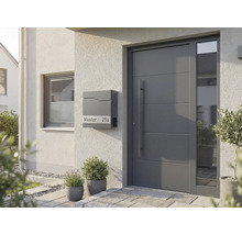 Modern husfasad med ytterdörr, brevlåda och fönster