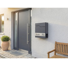 Entré med ytterdörr, brevlåda och bänk