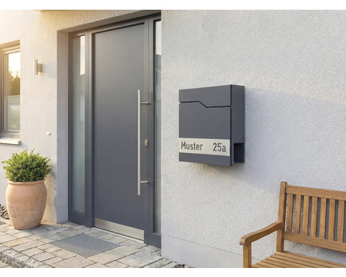 Entré med ytterdörr, brevlåda och bänk