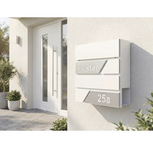 Modern brevlådeinstallation med husnummer bredvid en ytterdörr