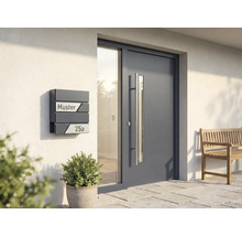 Entré med brevlåda, ytterdörr med glaselement och träbänk