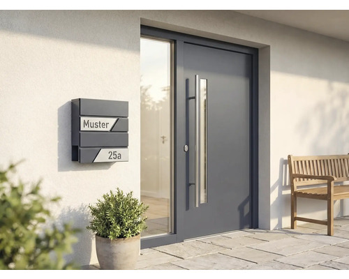 Entré med brevlåda, ytterdörr med glaselement och träbänk
