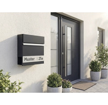 Modern husfasad med brevlåda, ytterdörr och växter