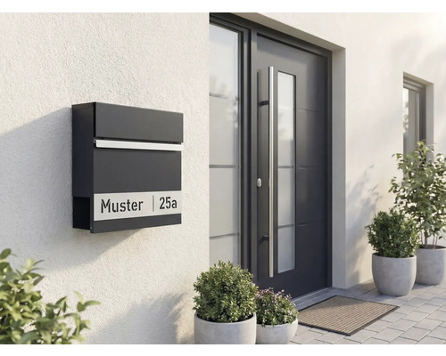 Modern husfasad med brevlåda, ytterdörr och växter