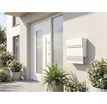 Husfasad med brevlåda och ytterdörr