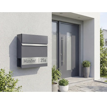 Modern husfasad med brevlåda och ytterdörr