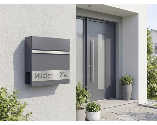 Modern husfasad med brevlåda och ytterdörr