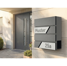 Metallbrevlåda med husnummer och namn vid entrén