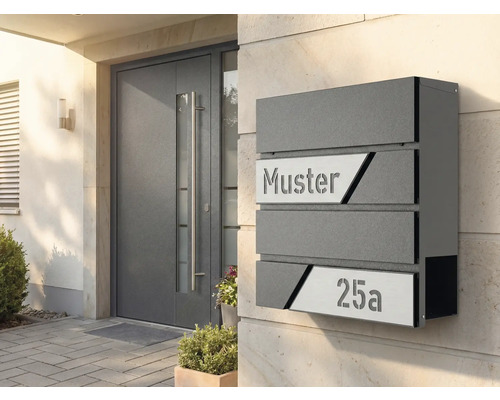 Metallbrevlåda med husnummer och namn vid entrén