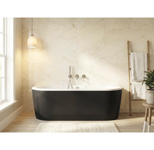 Badrum med fristående badkar, handdukstege och fönster för dagsljus