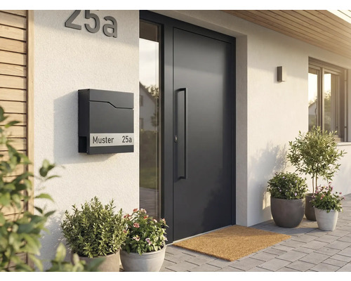 Modern husfasad med brevlåda, ytterdörr och växter