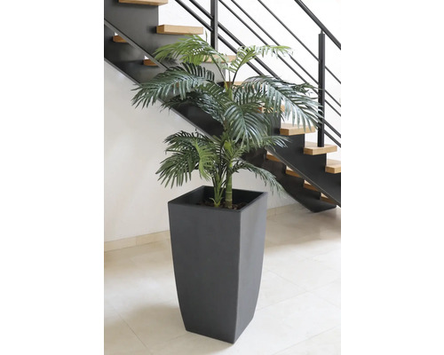 Konstgjord arekapalmi kruka framför en trappa