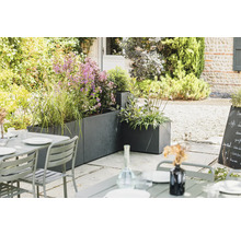 Uteplats med blomlådor och trädgårdsbord på terrassen