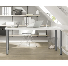 Arbetsrum med vitt skrivbord, skrivbordslampa och vägghyllor