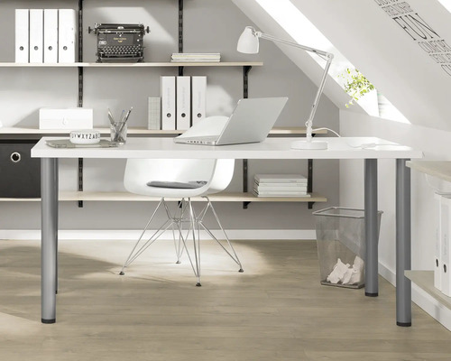 Arbetsrum med vitt skrivbord, skrivbordslampa och vägghyllor