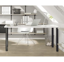 Arbetsrum med skrivbord, stol, hyllor och kontorsmaterial