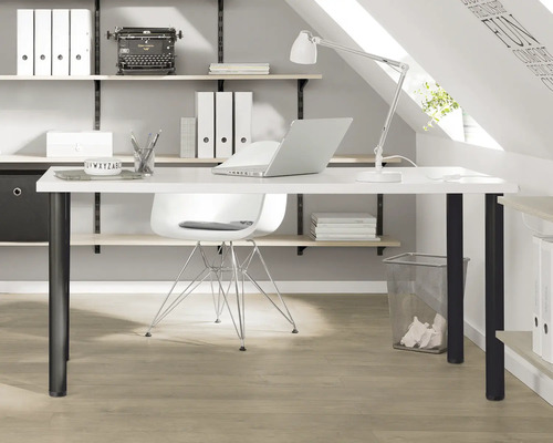 Arbetsrum med skrivbord, stol, hyllor och kontorsmaterial