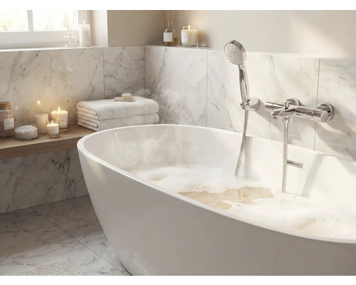 Badrum med fristående badkar, handdusch och marmorplattor