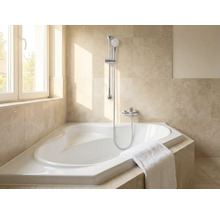 Badrum med hörnbadkar, duschmunstycke och handduk