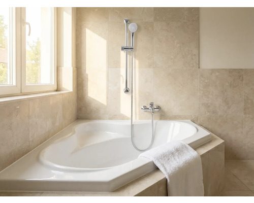 Badrum med hörnbadkar, duschmunstycke och handduk