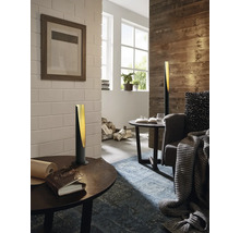 Vardagsrum med bordslampor och träpanel